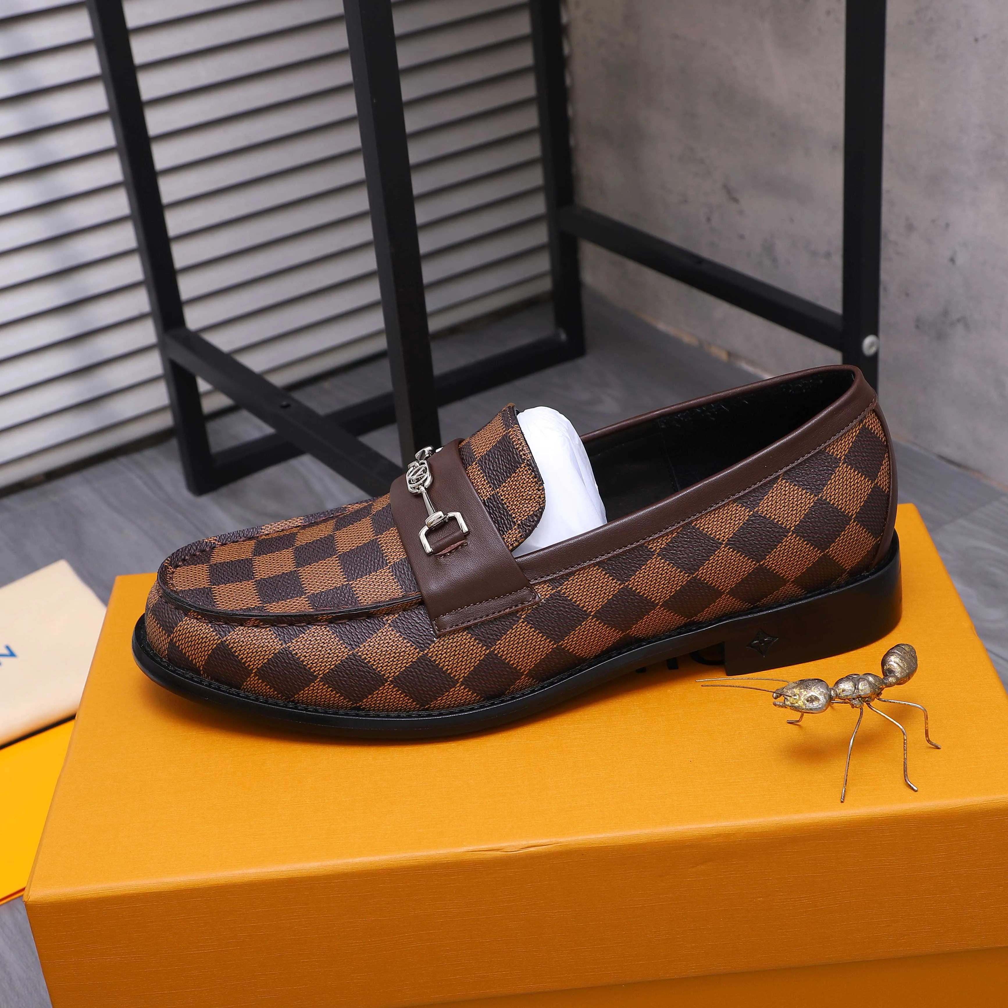 Men's shoes 💰660 Product trademark: LV [Louis Vuitton] business casual slip-on leather shoes, regular size. Size: 39-44 (38.45 custom-made, non-returnable) Product materials: Selected classic plaid upper, cowhide lining, original outsole